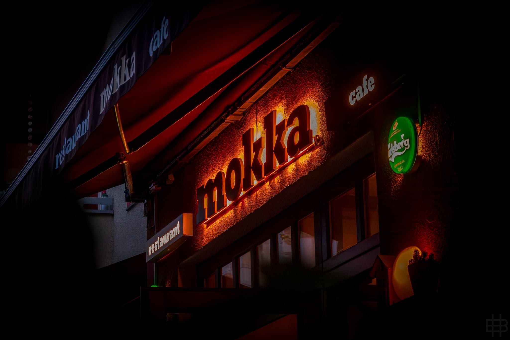 Mokka Restaurant Schild bei Nacht